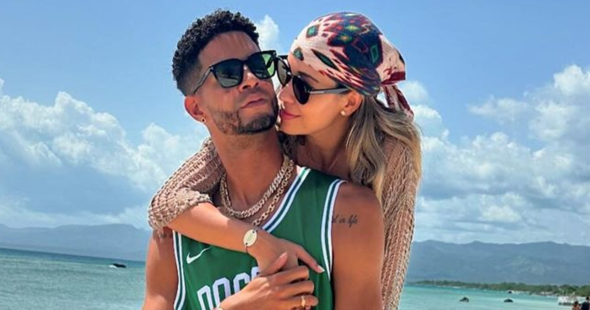 Leo Leyva e Iraisel Pintueles celebran su reencuentro con románticas fotos en la playa