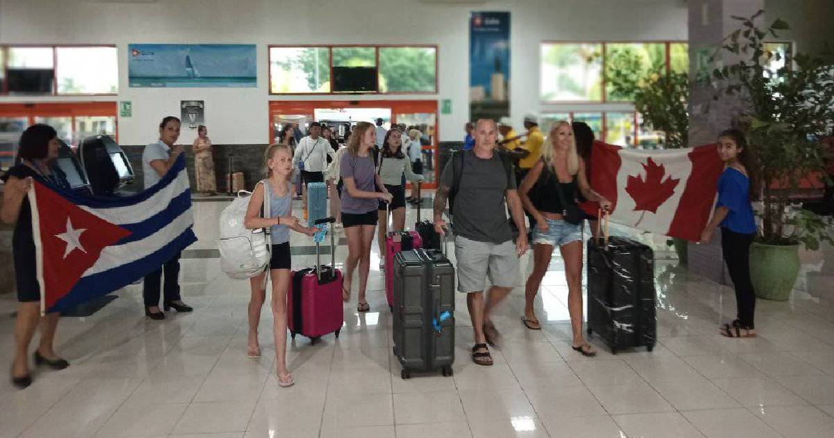 Turistas canadienses © Facebook/Aeropuerto Internacional "Abel Santamaría Cuadrado" - SNU