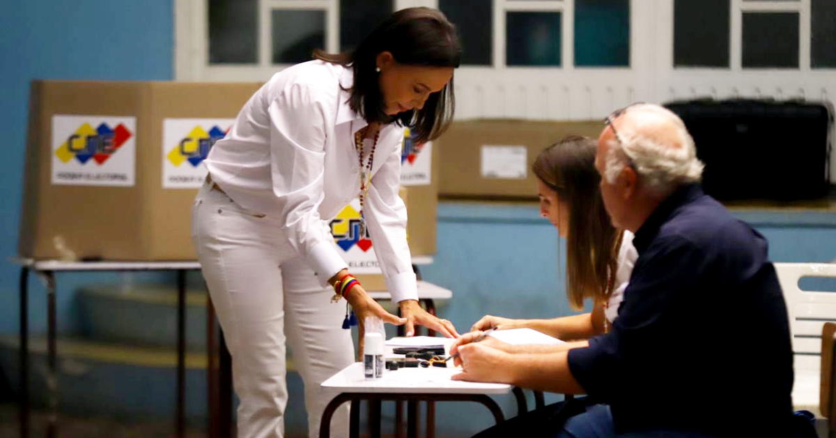 María Corina Machado en el colegio electoral donde votó © X / @MariaCorinaYA