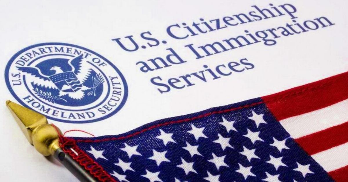 Logo de USCIS y bandera de EE.UU. (Imagen de referencia) © USCIS