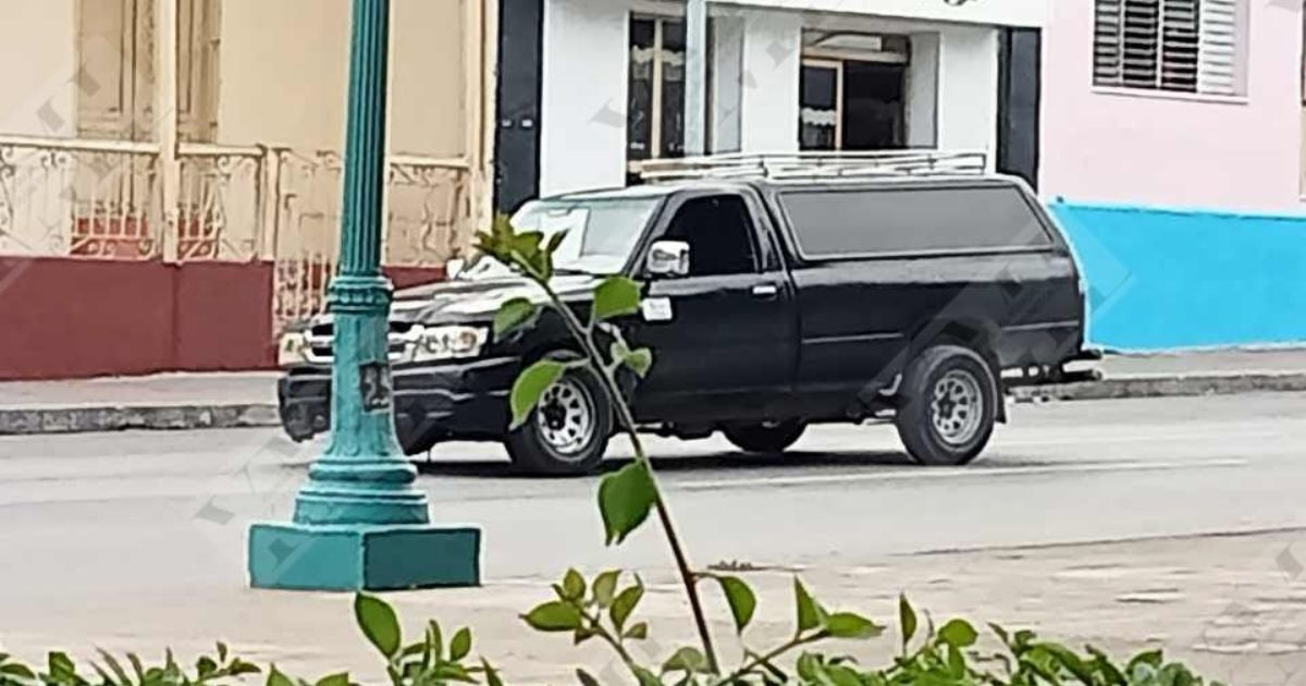 Carro fúnebre averiado en Plaza de Marte, Santiago de Cuba © Facebook / Yosmany Mayeta Labrada 