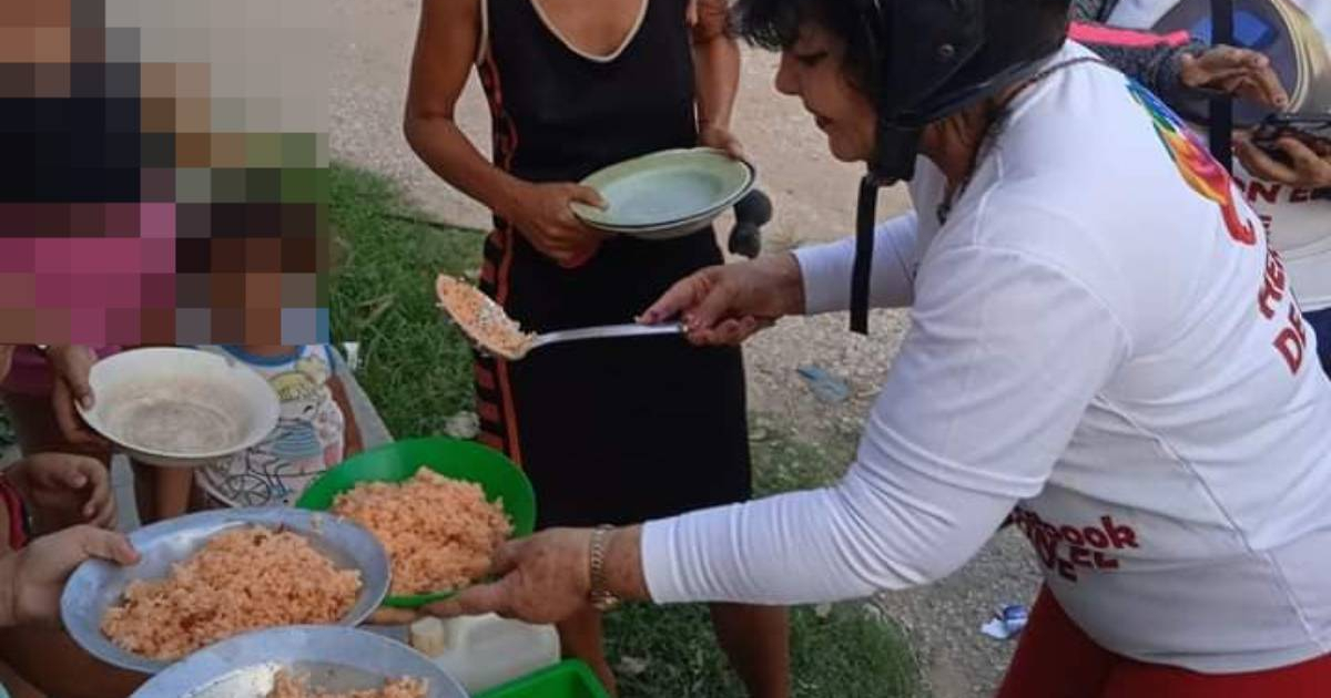 Niños reciben comida en Sancti Spíritus © Facebook Nelys Valdés