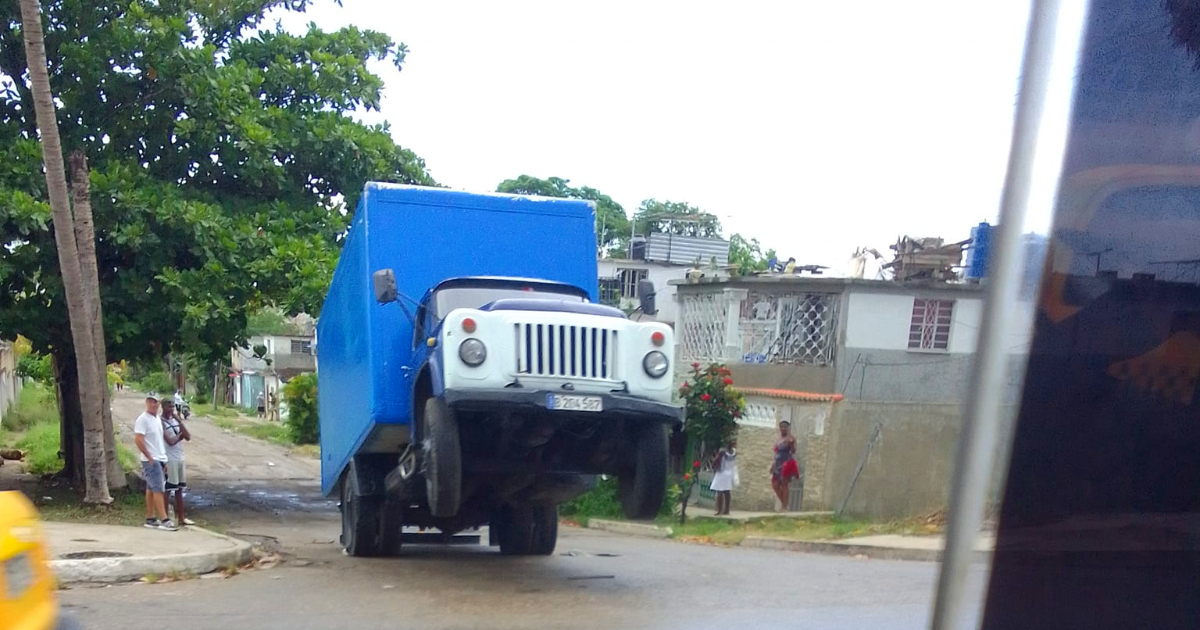 Truck Left Balancing on Rear Wheels at Havana Traffic Light