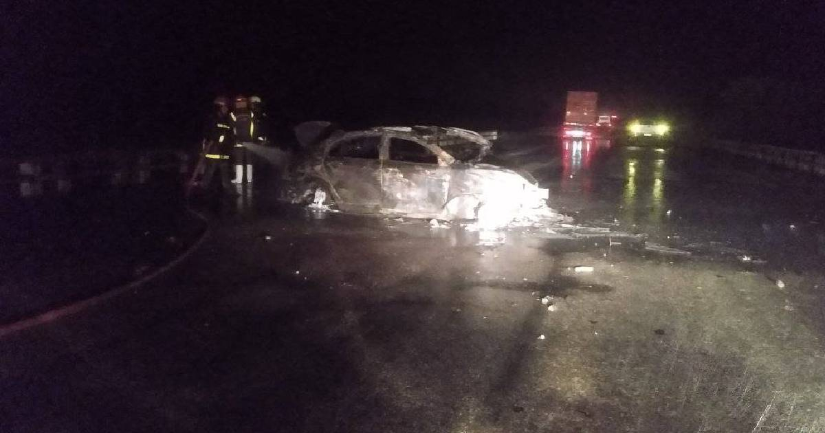 Auto calcinado en la Autopista Nacional © Facebook/Reynier S. Frómeta García