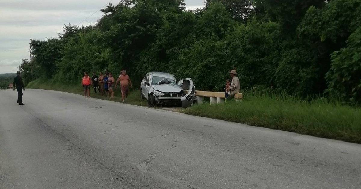 Chofer sufre heridas menores tras accidente en puente de Villa Clara