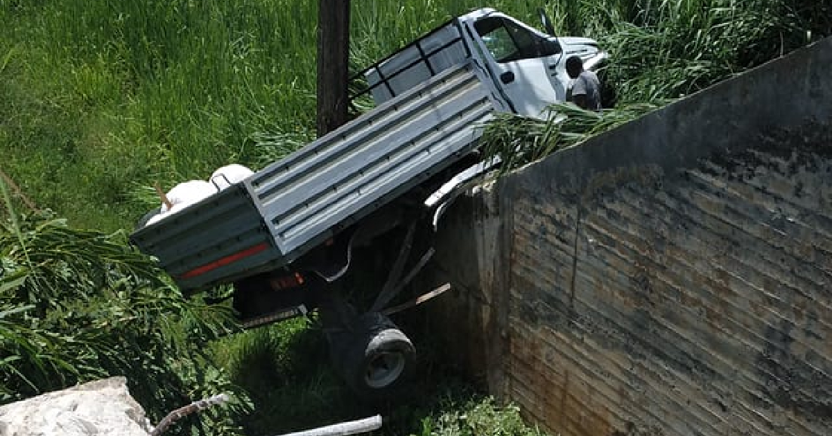 Camión se precipita desde puente en La Habana; ocupantes resultan ilesos