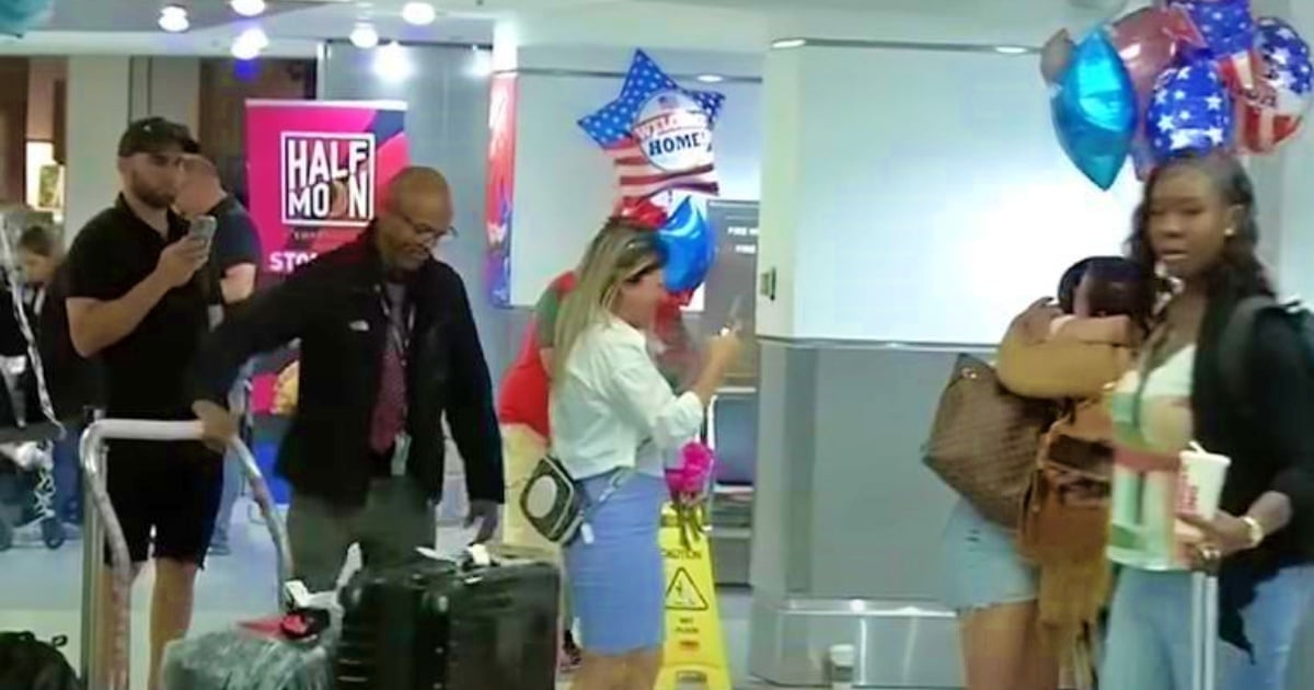 Personas esperando a sus familiares en el Aeropuerto de Miami (Imagen de referencia) © YouTube/Screenshot-Telemundo51