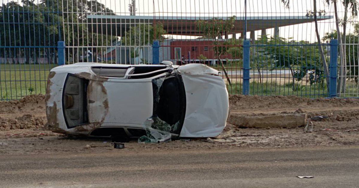 Car Falls into Large Trench Left Open by Aguas de La Habana in Cerro