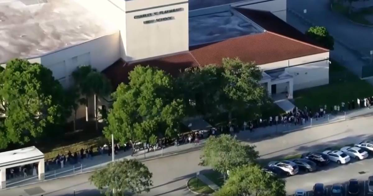 Controles de seguridad con detectores de metales generan largas filas en escuelas de Florida