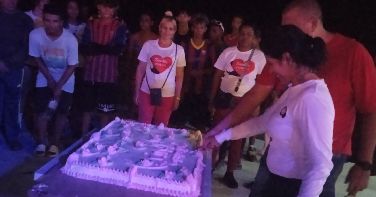 Celebran el 98 aniversario del nacimiento de Fidel Castro con torta y acampada