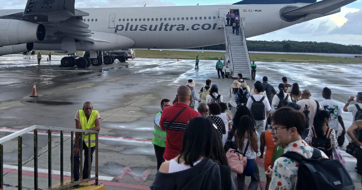 Turistas en Aeropuerto de Santiago de Cuba © Facebook / Yhosinyho Martinez Londre