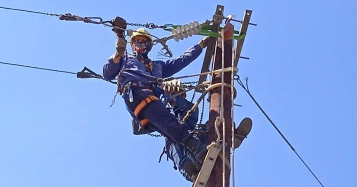 Liniero cubano trabajando (imagen de referencia) © Facebook Unión Eléctrica Cuba