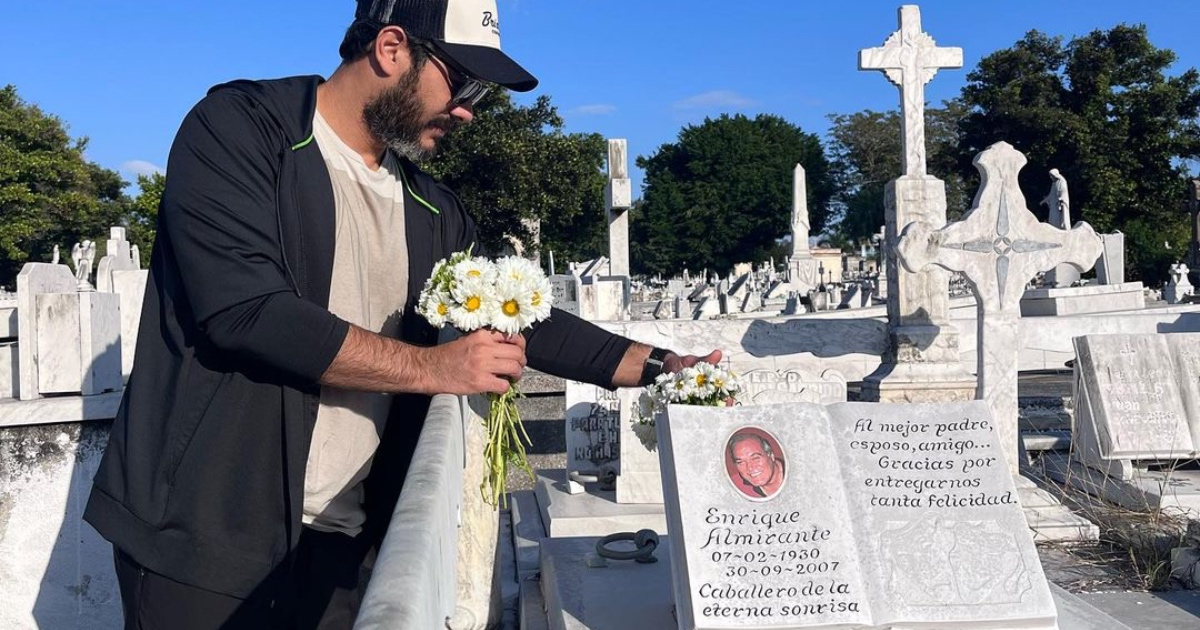 Carlos Enrique Almirante visita la tumba de su padre © Instagram / Carlos Enrique Almirante 