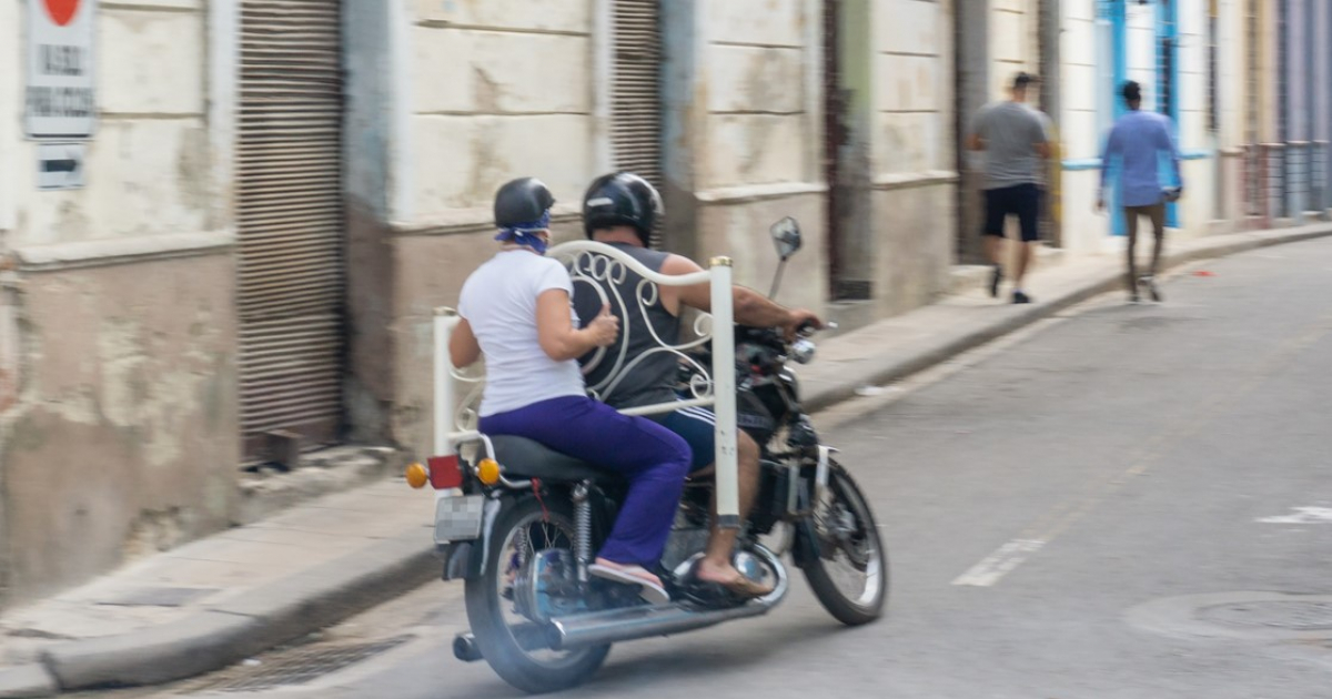 Moto en calle de La Habana © CiberCuba