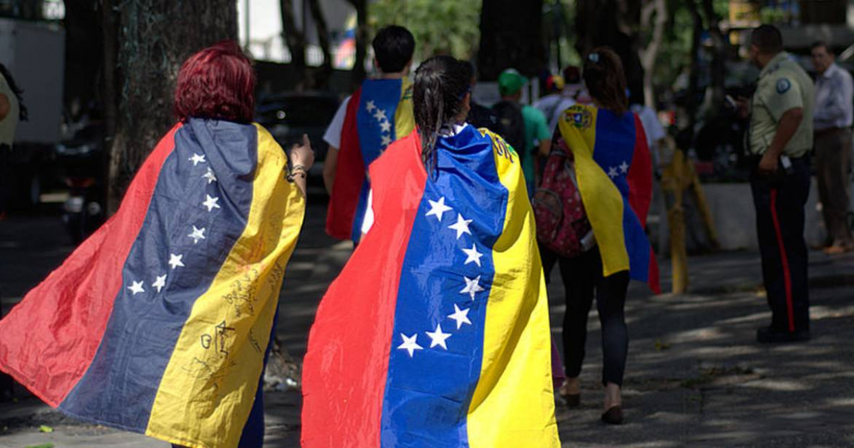 Mujeres con banderas de Venezuela © Wikimedia Commons