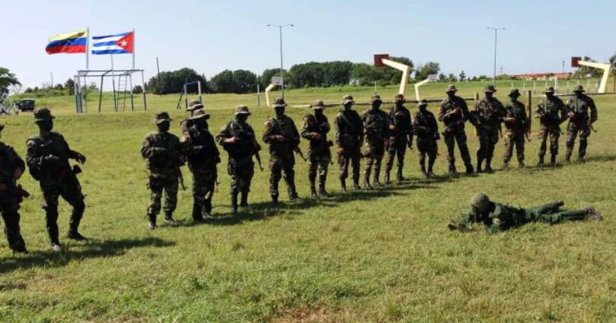 Ejercicios militares en Venezuela con la bandera de Cuba al fondo © Twitter / @ceofanb