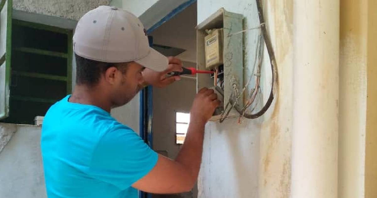 Trabajador de la Empresa Eléctrica © Facebook/Empresa Eléctrica de La Habana