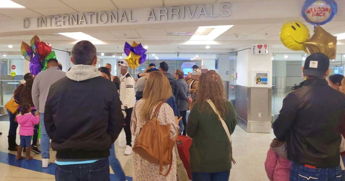 Personas en Aeropuerto de Miami (Imagen de referencia) © Periodicocubano