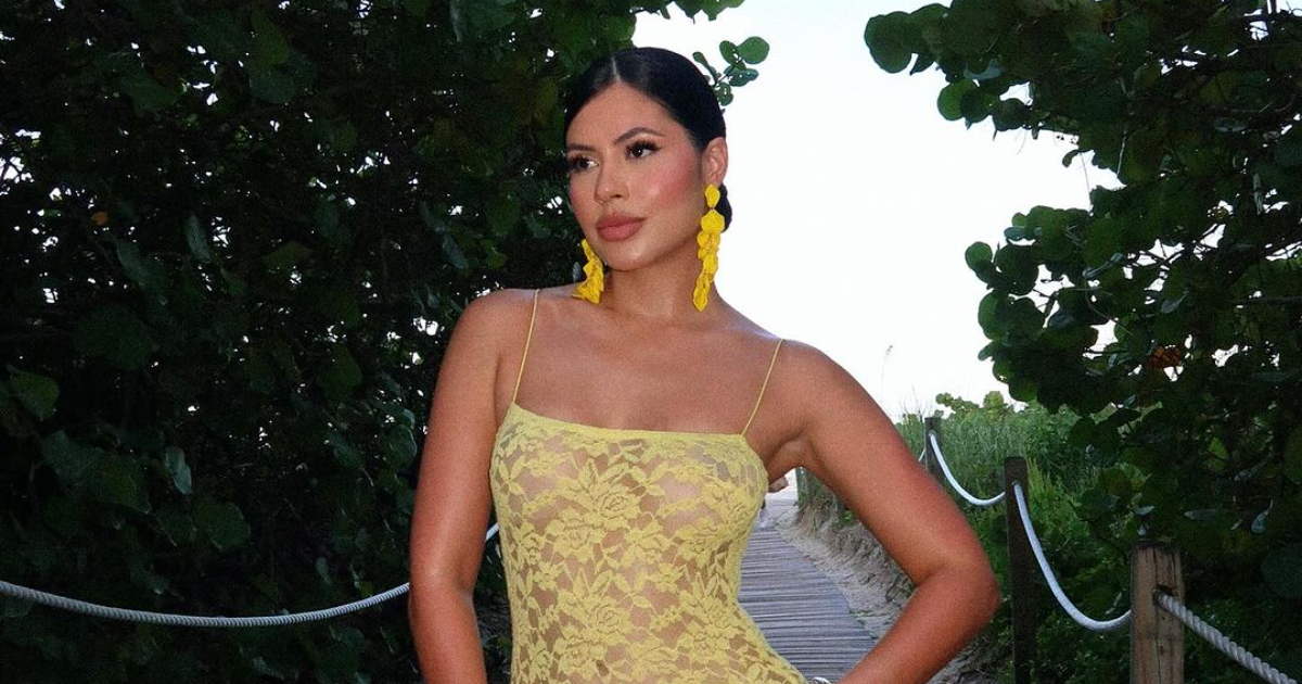 Stunning: La Dura Dazzles Fans with a Fitted Yellow Lace Dress