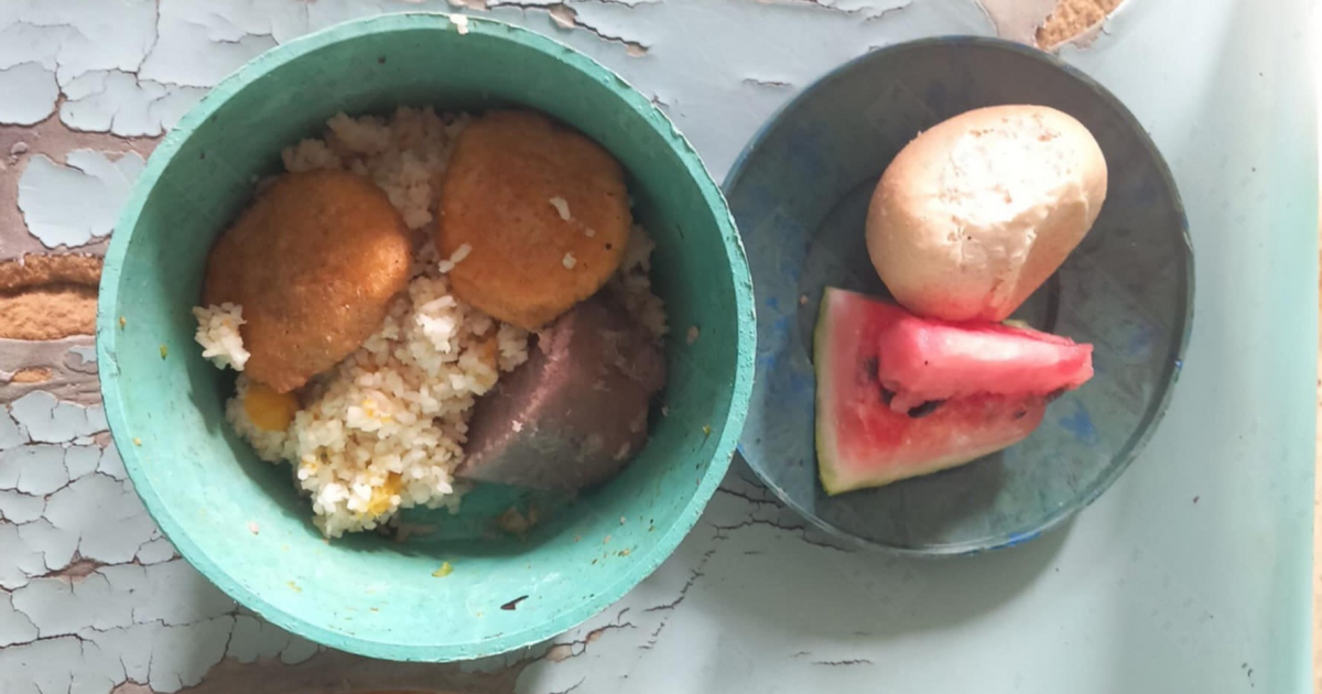 Comida que les dan a niños en hospital de Santiago de Cuba © Yosmany Mayeta Labrada / Facebook