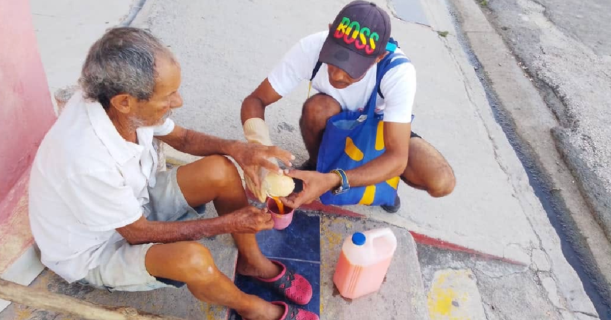 Jóvenes de Santiago de Cuba reparten meriendas a personas sin hogar