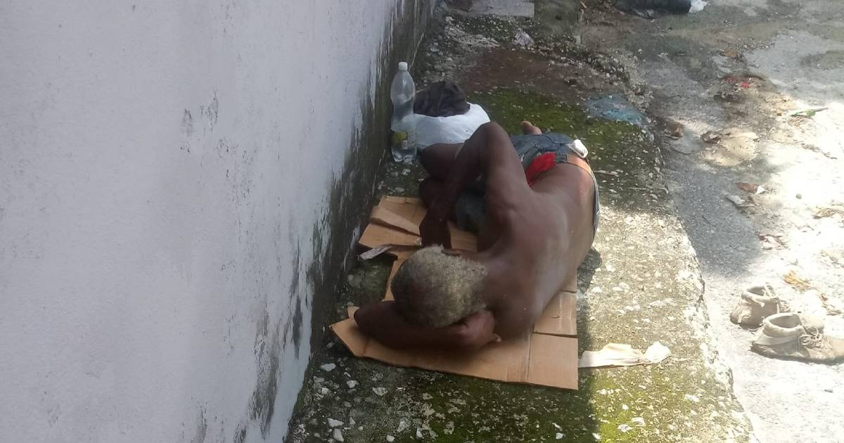 Una madre y su hijo brindan comida a un anciano que hurgaba en la basura en La Habana