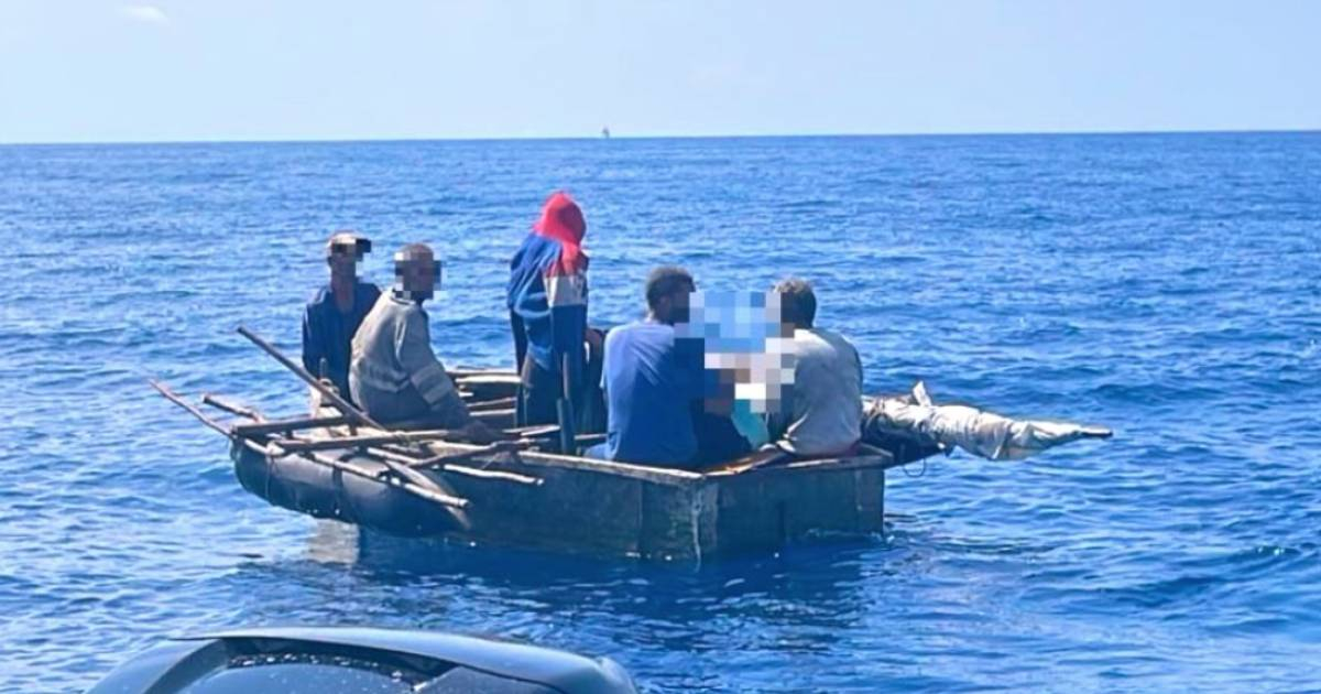 Cinco balseros cubanos rescatados tras una semana a la deriva en el estrecho de Florida