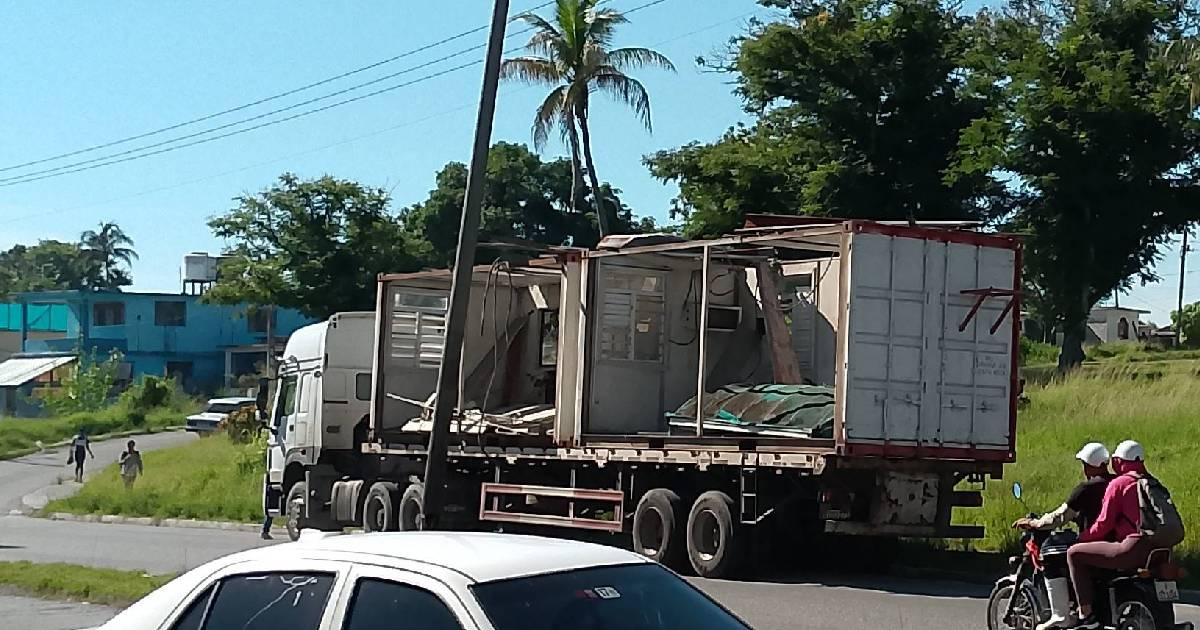 Camión de carga sufre accidente al impactar puente en La Habana