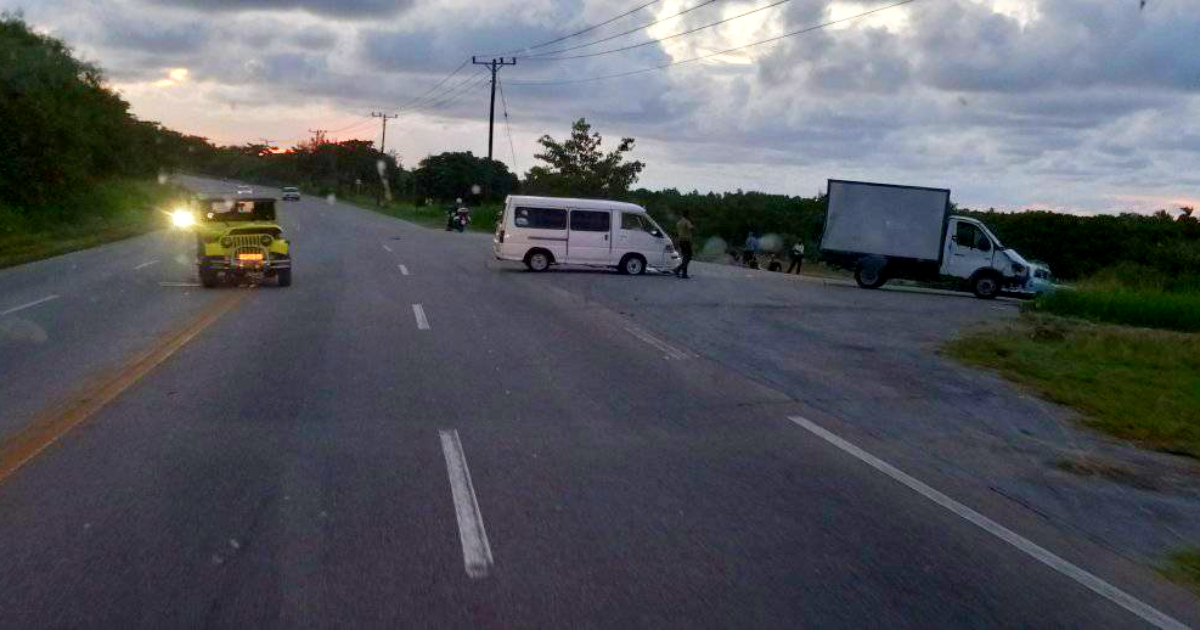 Accidente en la Vía Blanca involucra microbús, camión refrigerado y Jeep de transporte