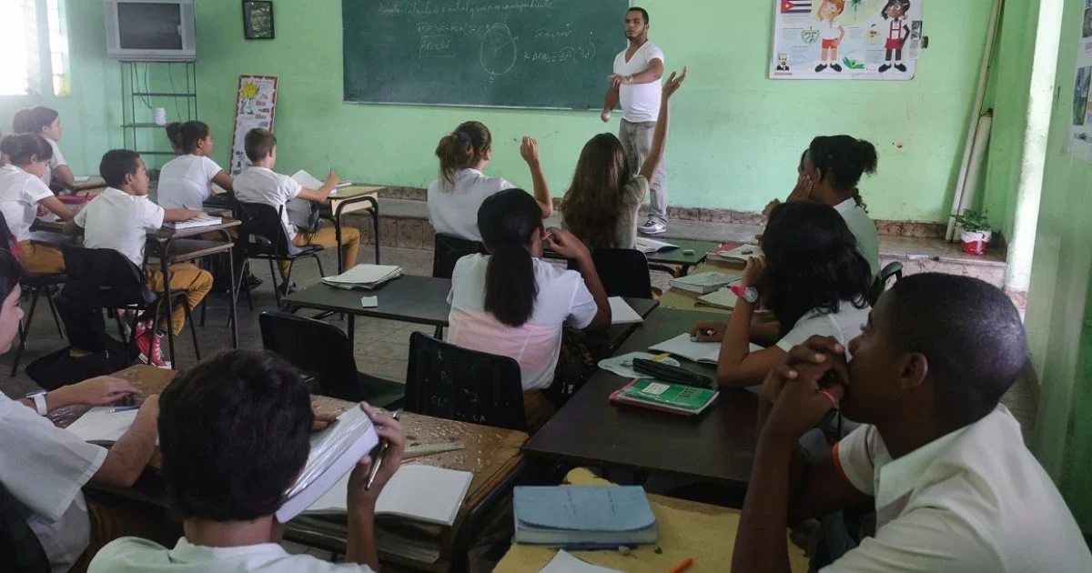 Profesor imparte clase en aula de secundaria básica. (Imagen de referencia)Foto © Juventud Rebelde/Calixto N. Llanes © Juventud Rebelde / Calixto N. Llanes