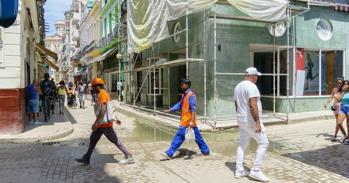 Dos trabajadores de la construcción caminan por La Habana Vieja (Imagen de referencia) © CiberCuba