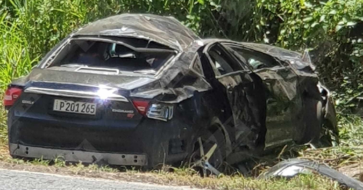 Auto de última generación queda destrozado tras chocar con una roca en Santiago de Cuba