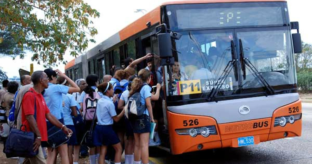 Conductor de ómnibus en La Habana rechaza llevar a anciana enferma y gobierno promete medidas