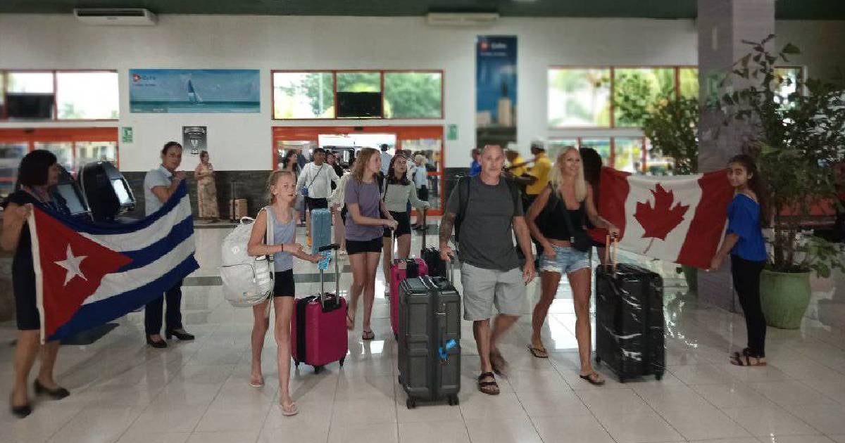 Viajeros de Canadá en Aeropuerto de Cuba © Facebook/Aeropuerto Internacional "Abel Santamaría Cuadrado" - SNU