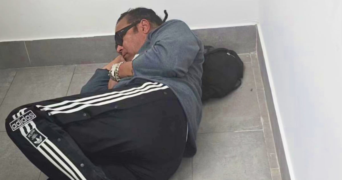 El cantante cubano durmiendo en el aeropuerto de Cartagena esta madrugada © Instagram/Amaury Gutiérrez