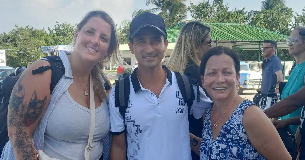 Turistas canadienses con un amigo cubano en hotel de Granma © Alberto Fernando Nápoles Torres / Facebook