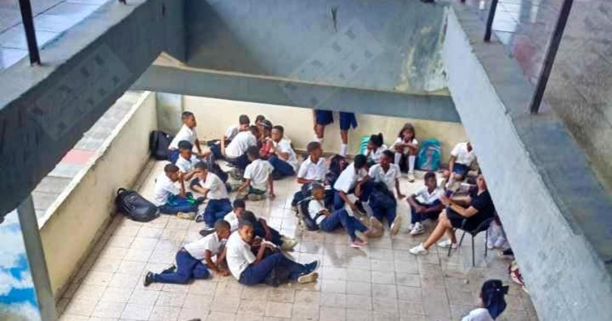 Students in Santiago de Cuba Forced to Sit on the Floor Due to Lack of Chairs and Desks