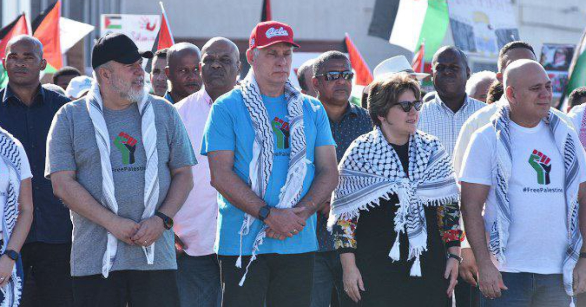 ACN © Lis Cuesta (derecha), junto a Miguel Díaz-Canel, rodeados de guardaespaldas