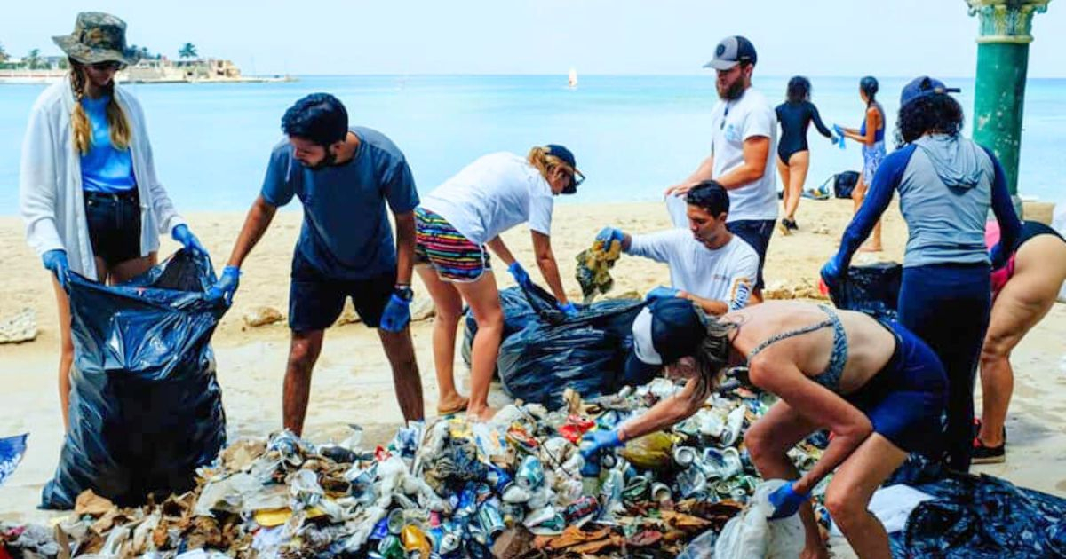 Niños y voluntarios limpian playa en La Habana y recogen 100 kg de basura y reciclables