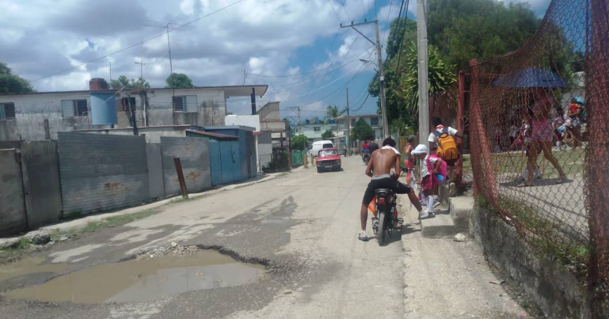 Dangerous Pothole Outside School in Guanabacoa Sparks Community Outcry