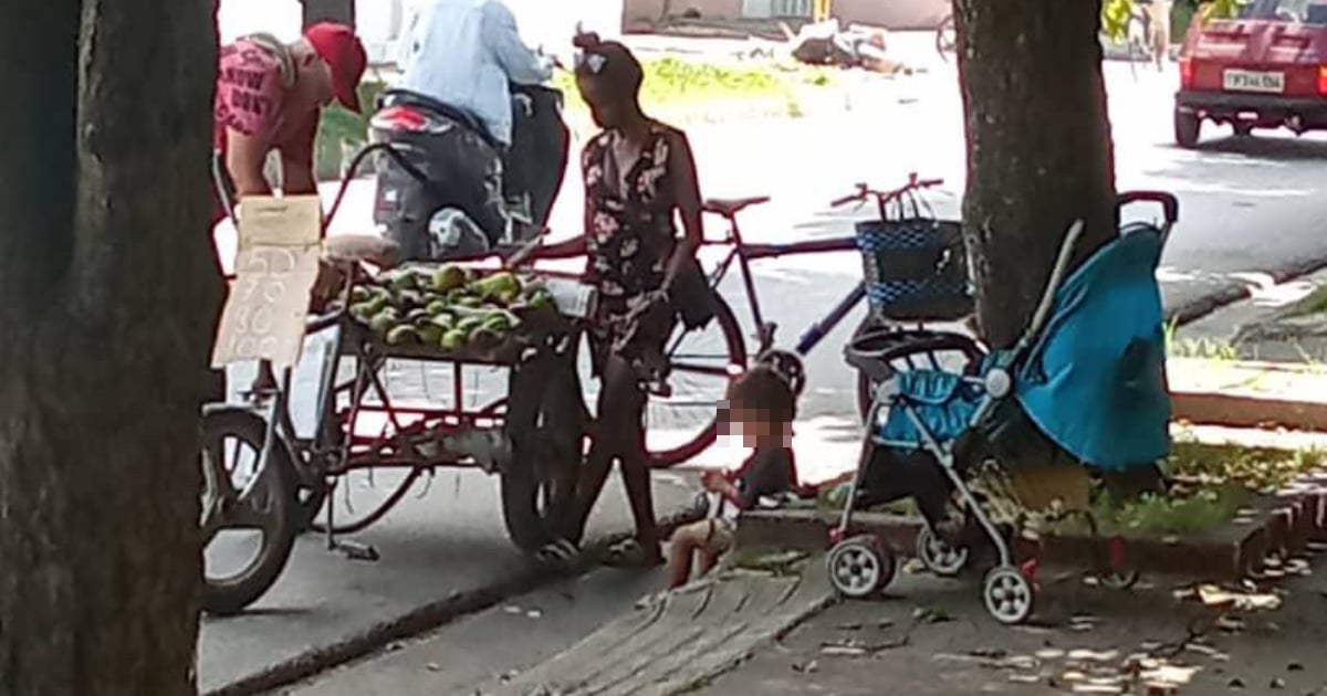 Madre cubana vendiendo con su hijo © CiberCuba