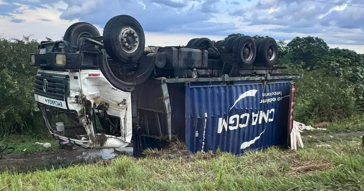 Camión ruedas arriba en carretera de Las Tunas © ACCIDENTES BUSES & CAMIONES por más experiencia y menos víctimas! / Facebook / Yainier Fernando Machado Acosta