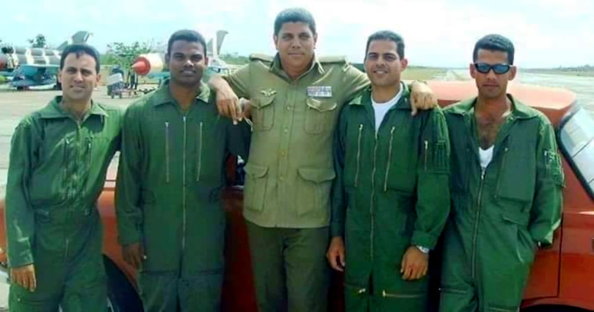 Luis Raúl González-Pardo Rodríguez en el centro de la imagen, junto a jóvenes pilotos © Facebook / La Tijera