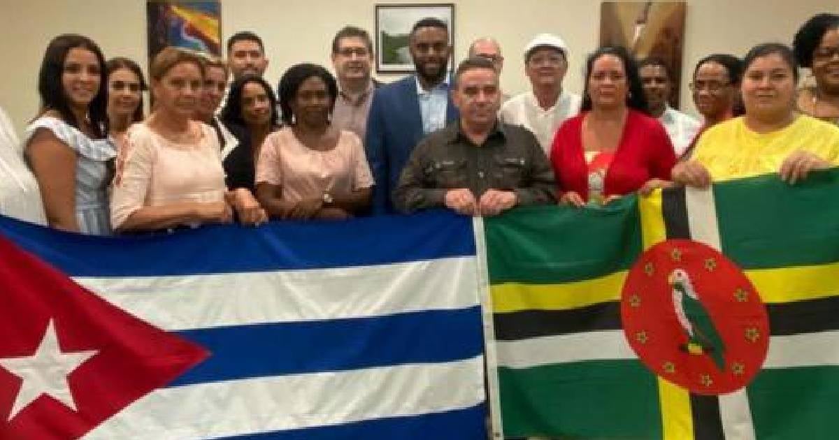 Médicos cubanos vuelven a Dominica en medio de controversias