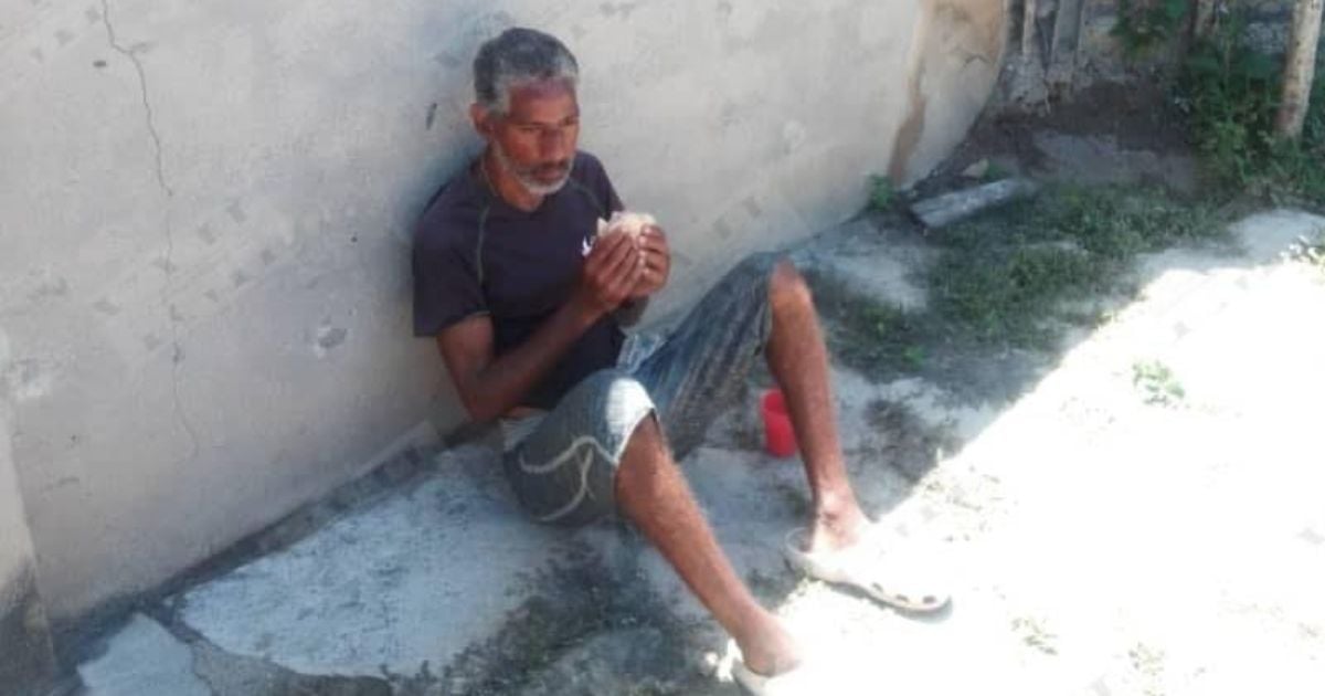 Man Faints from Hunger in Santiago de Cuba: Neighbors Provide Bread and Sugary Water