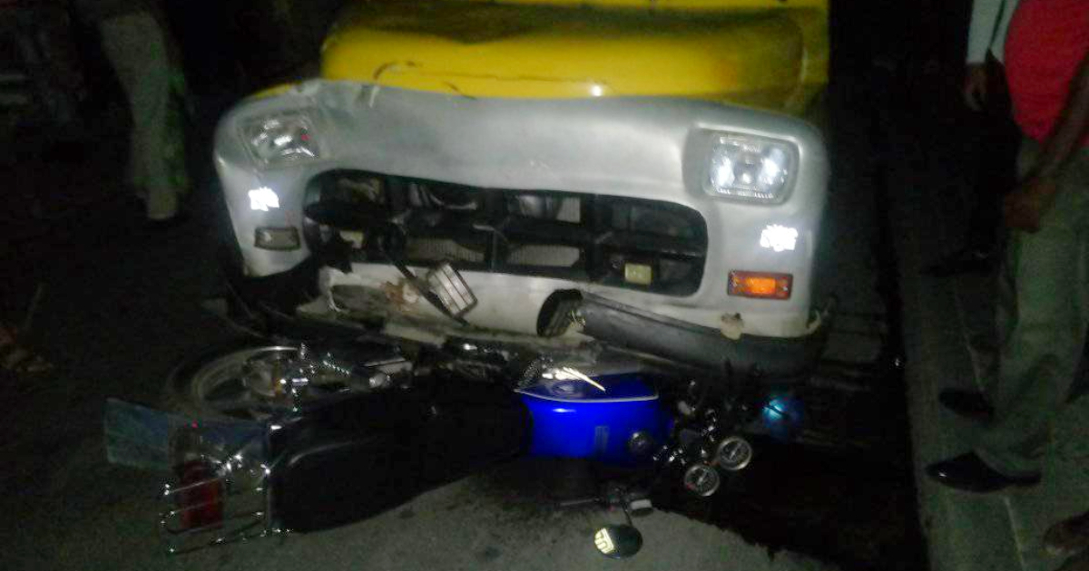 Young Woman Injured in Truck and Motorcycle Collision in Santiago de Cuba