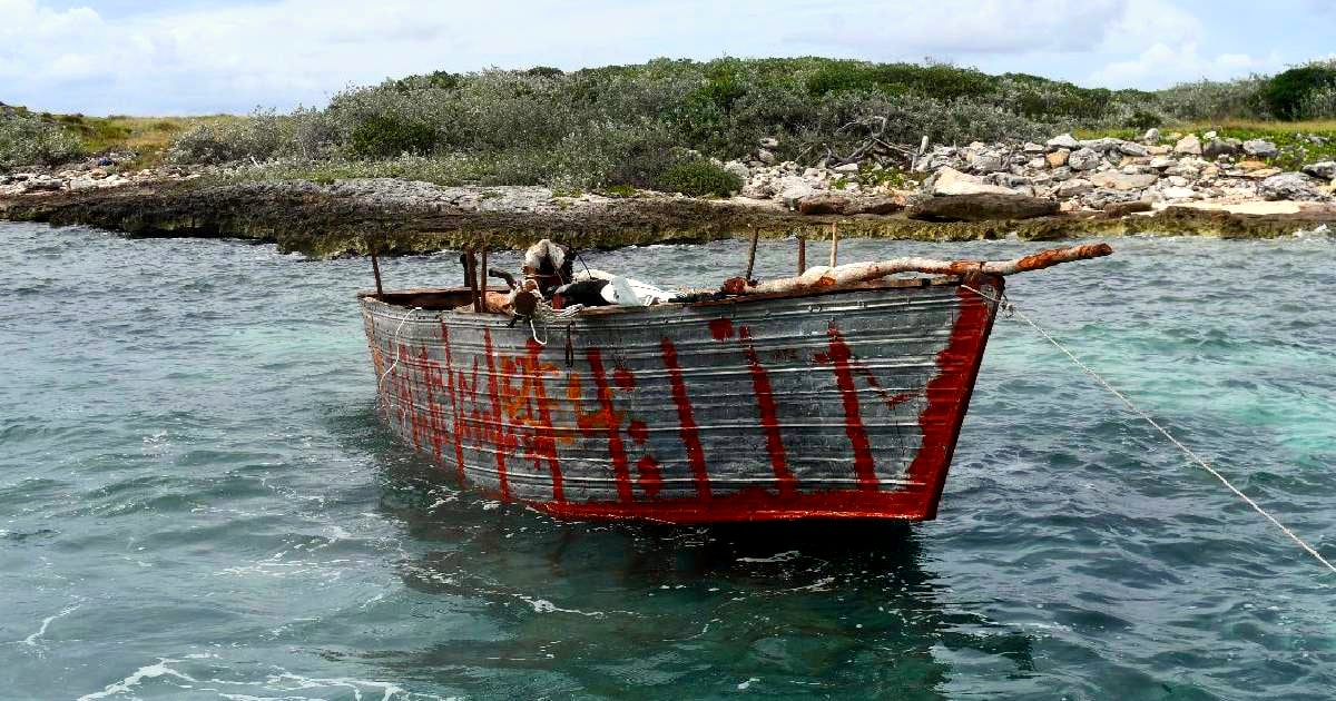 Embarcación precaria utilizada por balseros cubanos © X / USCGSoutheast