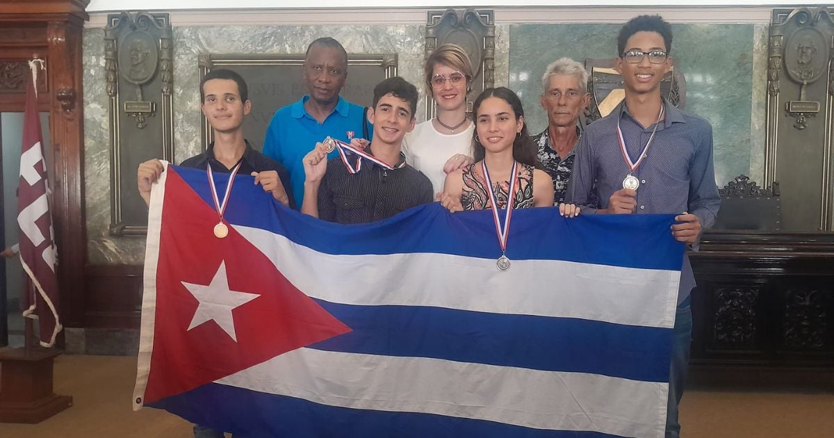 Cubanos obtienen medallas en olimpiada de Biología © Facebook / Vanguardia de Cuba