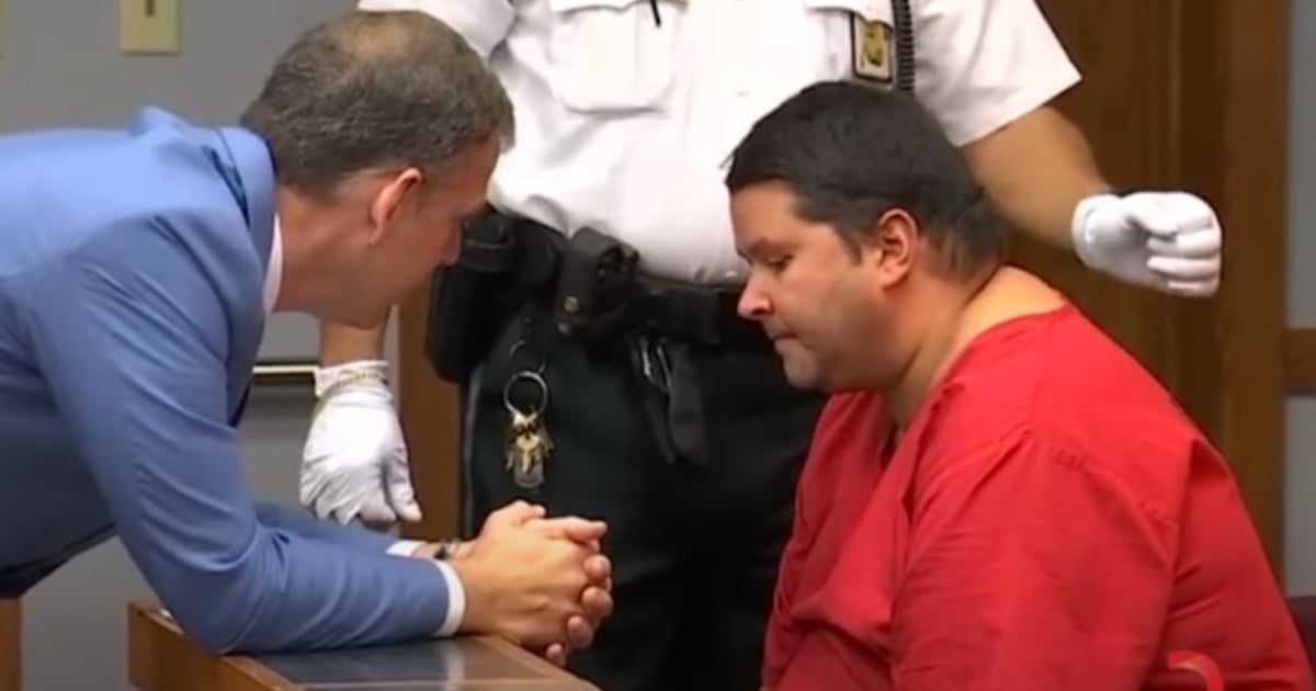 Kadel Piedrahita en el juicio con su abogado © Captura de video de YouTube de AmericaTeVe Miami 