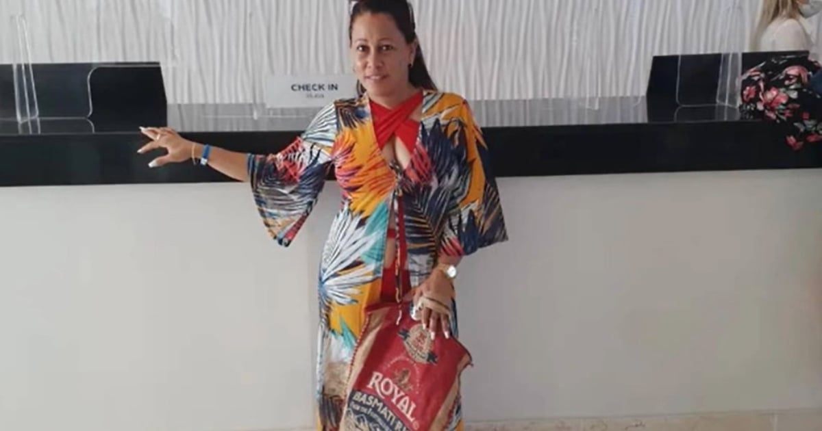 Cubana utiliza bolsa de arroz como bolso de playa y se vuelve viral en TikTok